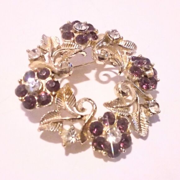 Vintage Gold Tone Flower and Leaf Circle Brooch - Picture 2 of 6